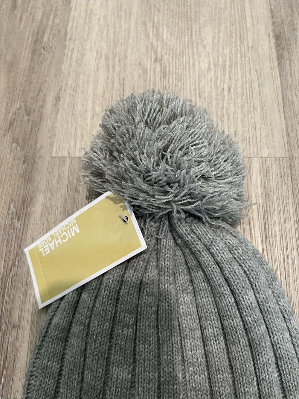 NWT. Michael Kors MK Heather Gray Ribbed Pom Beanie hat with Logo. One size. - Picture 4 of 4